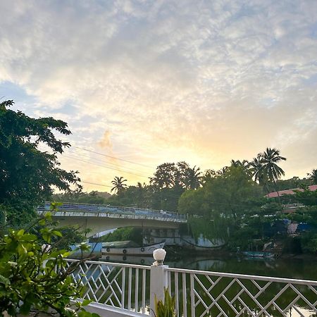 Hotel Riverside Бага Екстериор снимка