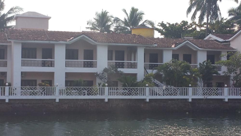 Hotel Riverside Бага Екстериор снимка
