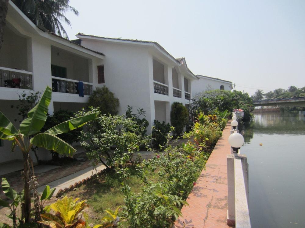Hotel Riverside Бага Екстериор снимка