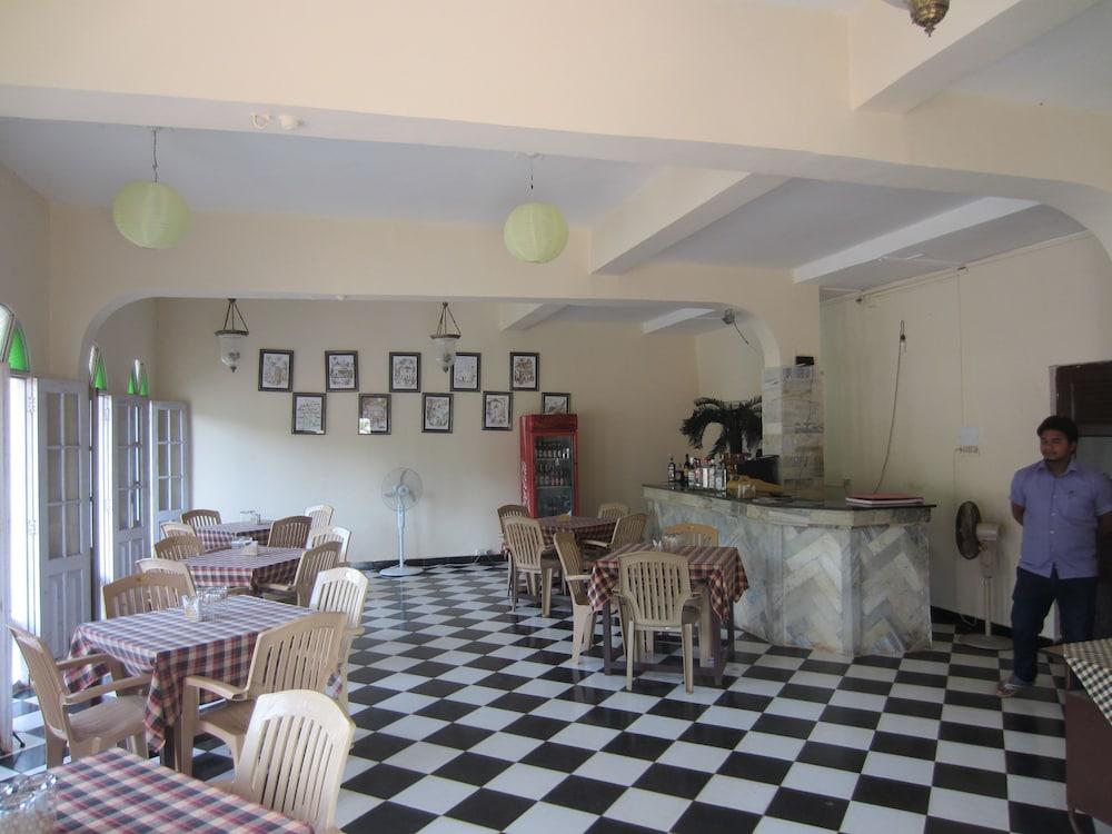 Hotel Riverside Бага Екстериор снимка